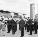 859213 Afbeelding van het N.S.-harmonieorkest op het Stationsplein te Weesp, tijdens de opening van het nieuwe N.S.-station.